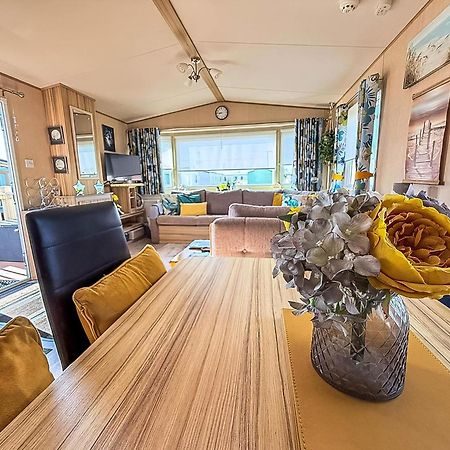 Lovely 6 Berth Caravan With Decking To The Side In Heacham Ref 21040E Buitenkant foto
