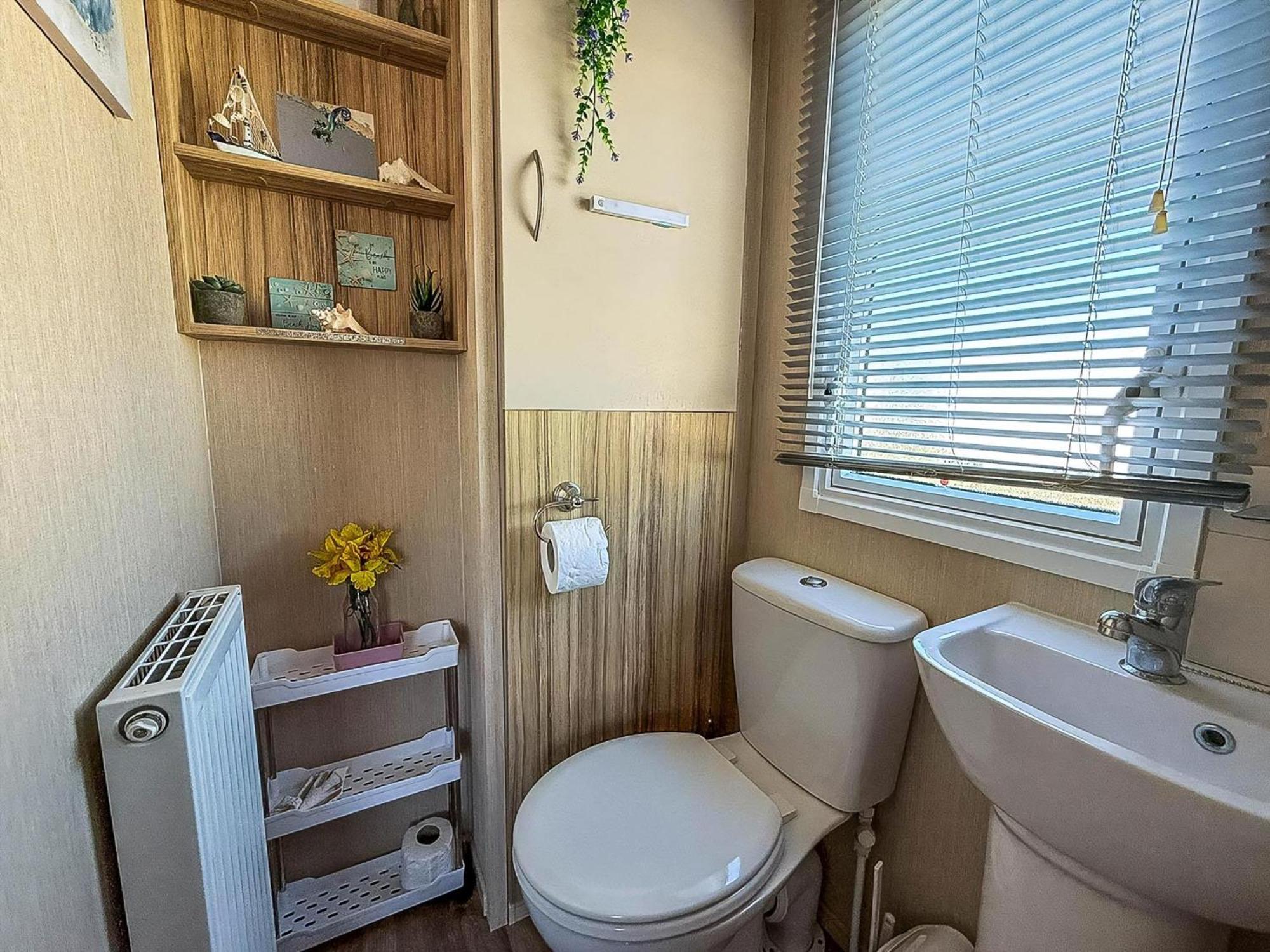 Lovely 6 Berth Caravan With Decking To The Side In Heacham Ref 21040E Buitenkant foto