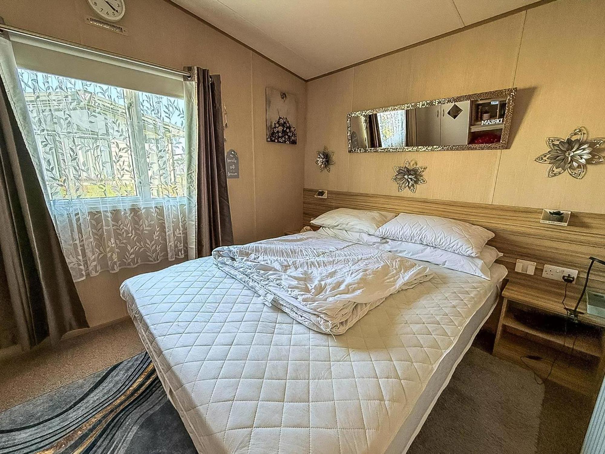 Lovely 6 Berth Caravan With Decking To The Side In Heacham Ref 21040E Buitenkant foto