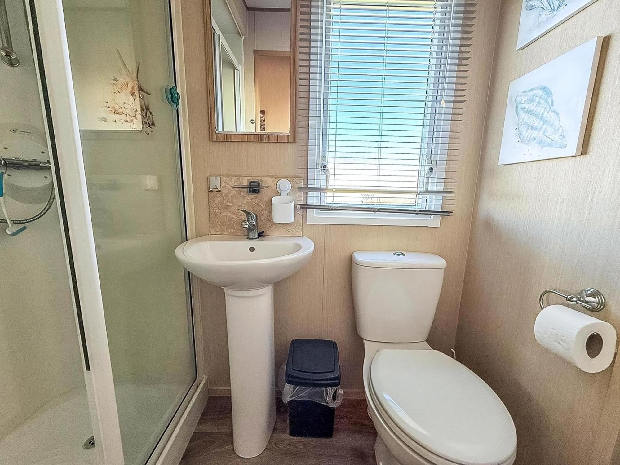 Lovely 6 Berth Caravan With Decking To The Side In Heacham Ref 21040E Buitenkant foto