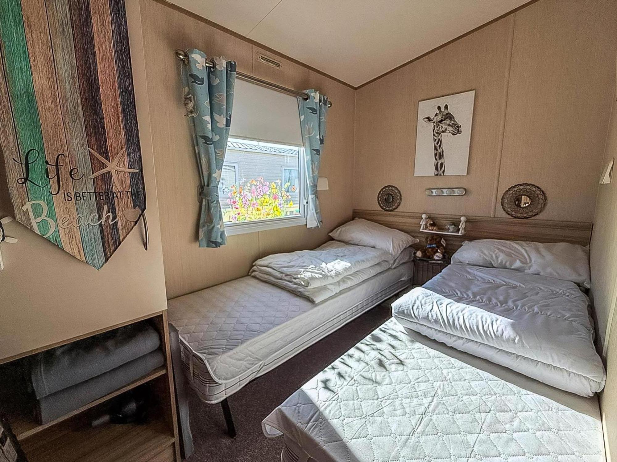 Lovely 6 Berth Caravan With Decking To The Side In Heacham Ref 21040E Buitenkant foto
