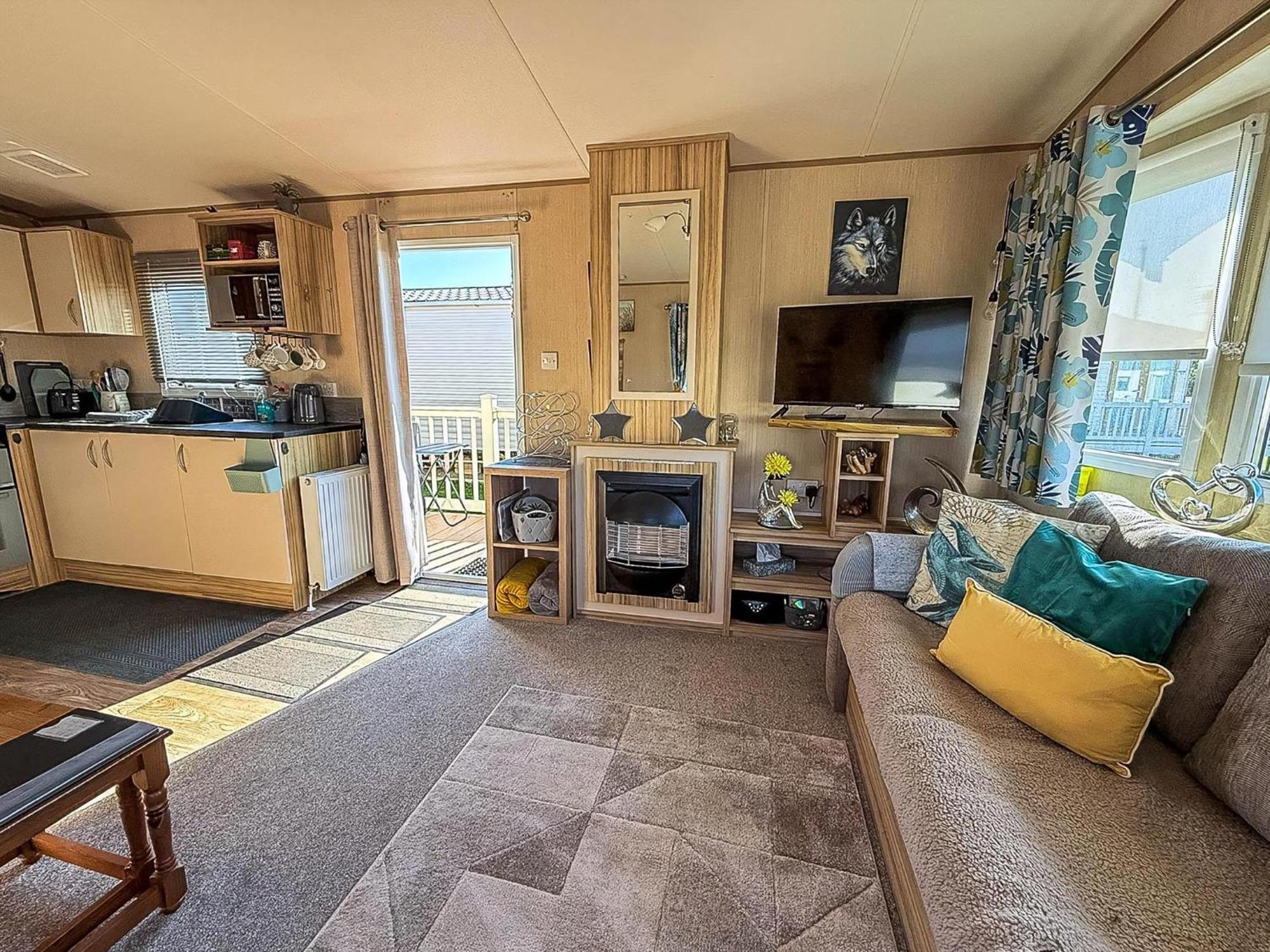 Lovely 6 Berth Caravan With Decking To The Side In Heacham Ref 21040E Buitenkant foto